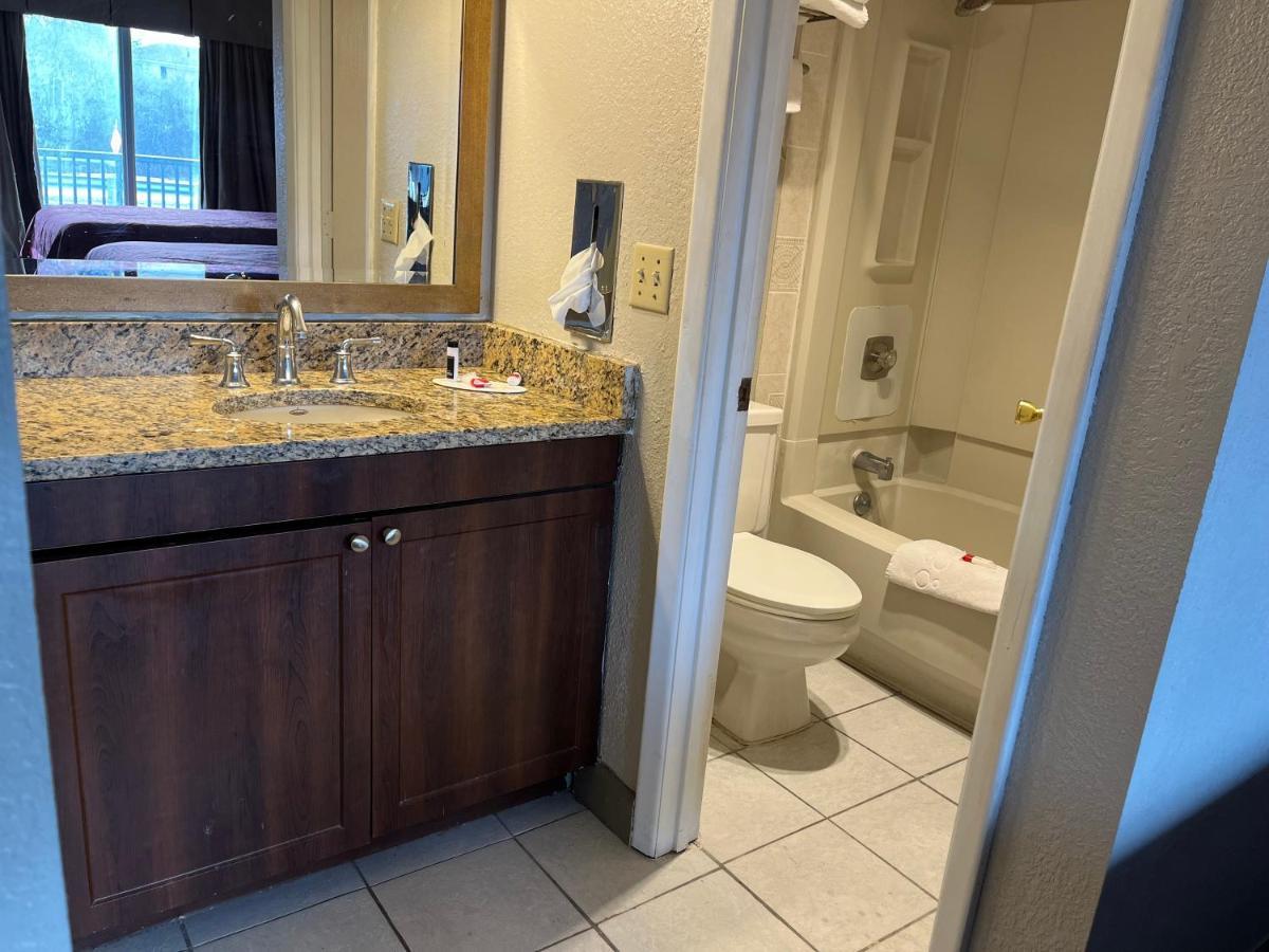 Days Inn & Suites By Wyndham Dayton North Exteriér fotografie