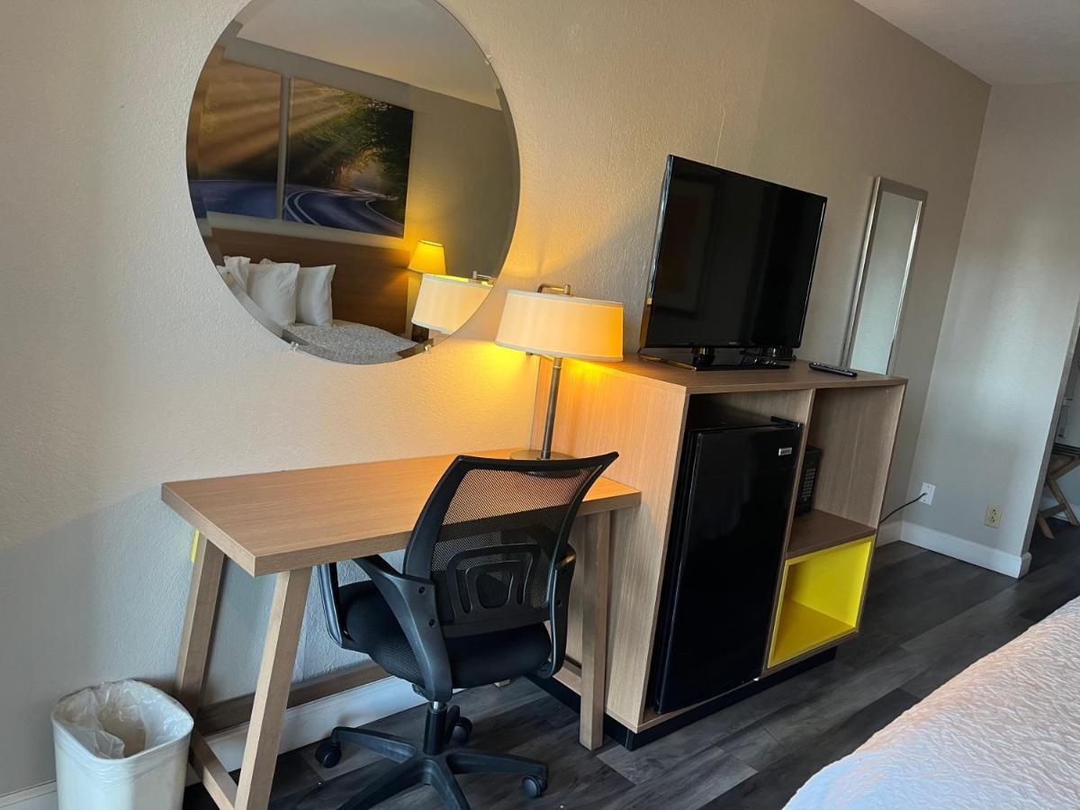 Days Inn & Suites By Wyndham Dayton North Exteriér fotografie