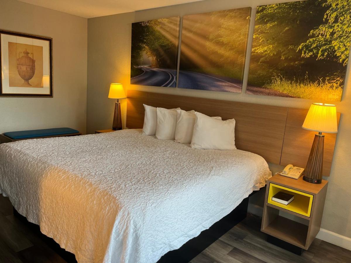 Days Inn & Suites By Wyndham Dayton North Exteriér fotografie