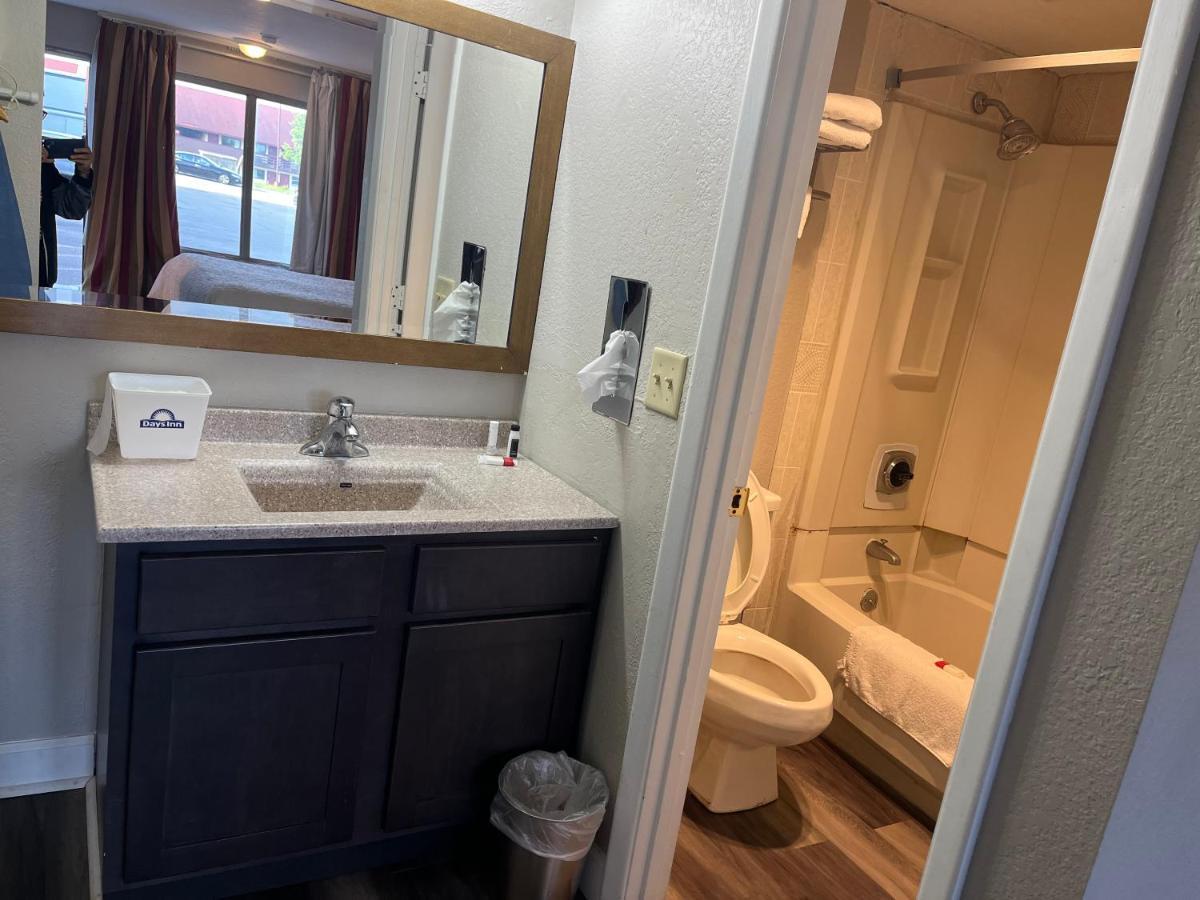 Days Inn & Suites By Wyndham Dayton North Exteriér fotografie