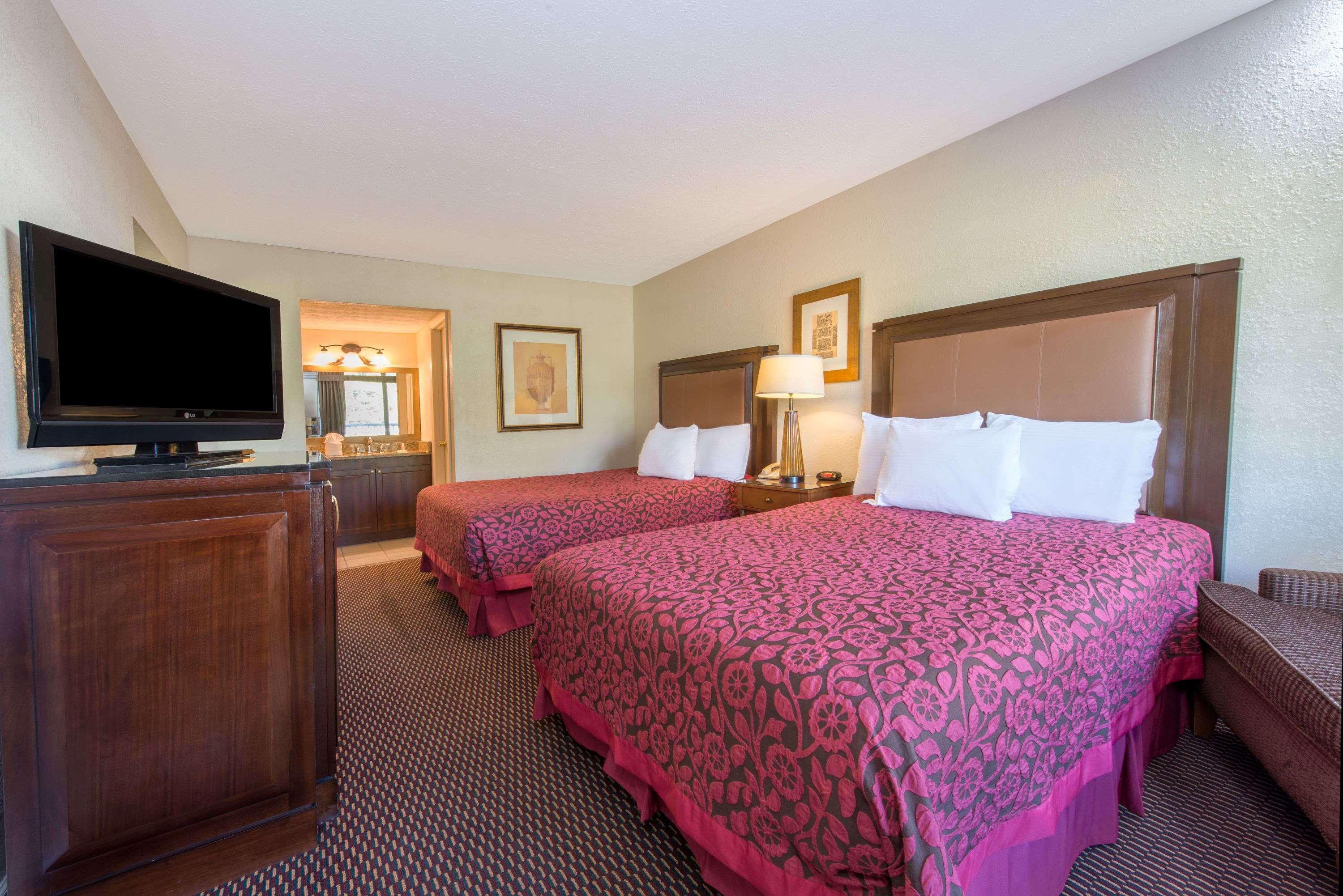Days Inn & Suites By Wyndham Dayton North Exteriér fotografie