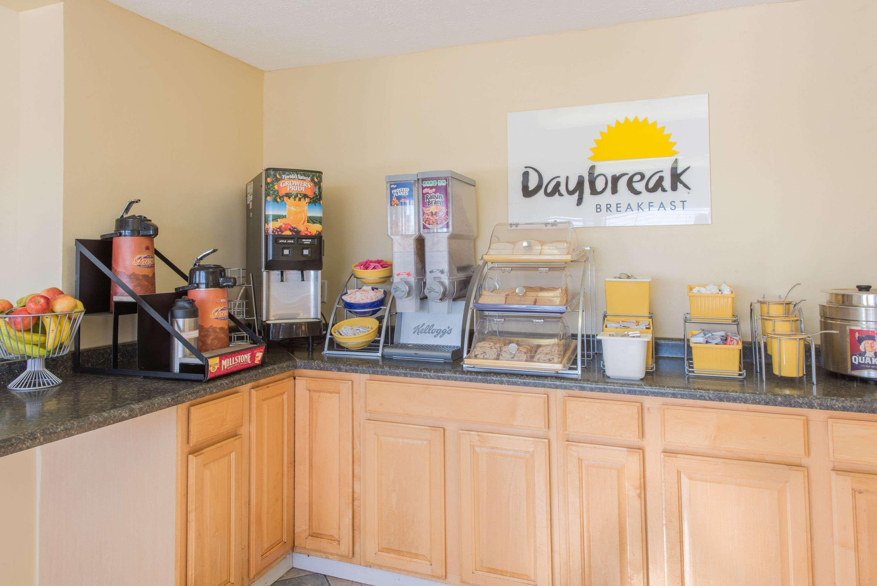 Days Inn & Suites By Wyndham Dayton North Exteriér fotografie