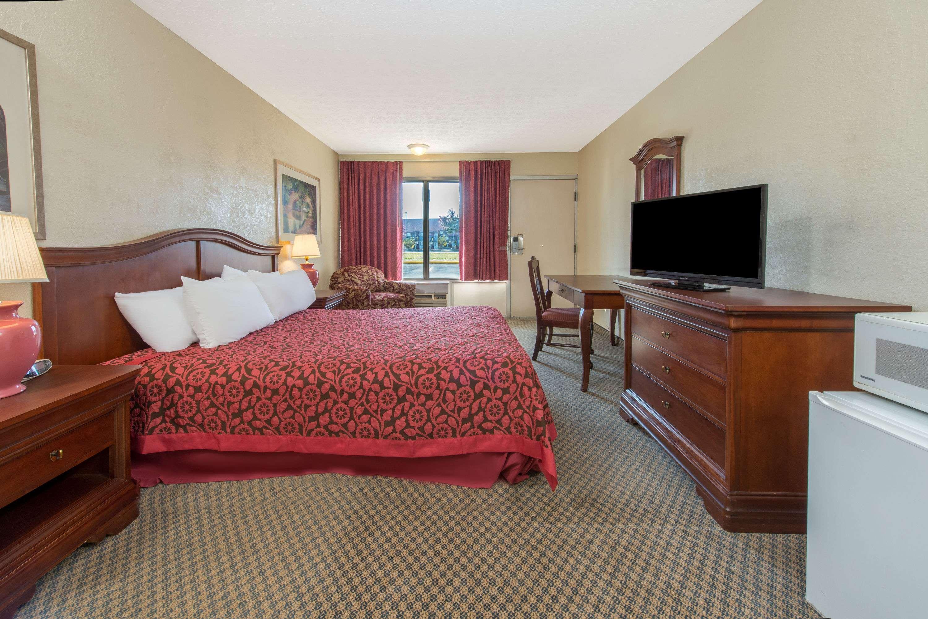 Days Inn & Suites By Wyndham Dayton North Exteriér fotografie