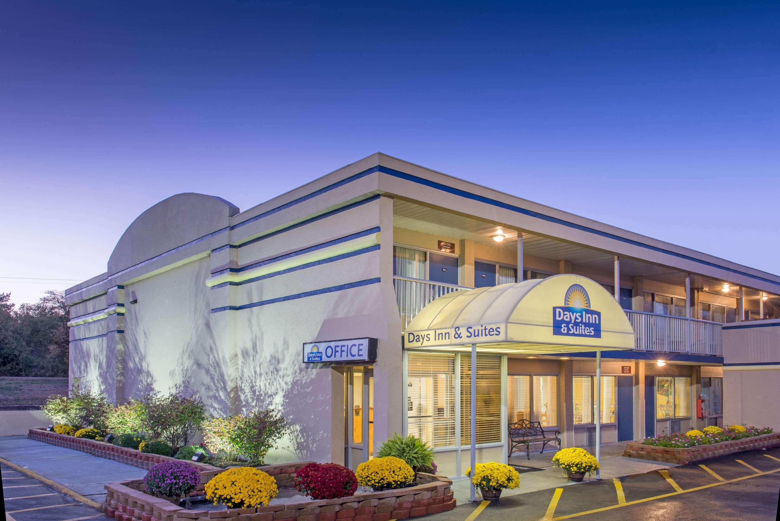 Days Inn & Suites By Wyndham Dayton North Exteriér fotografie