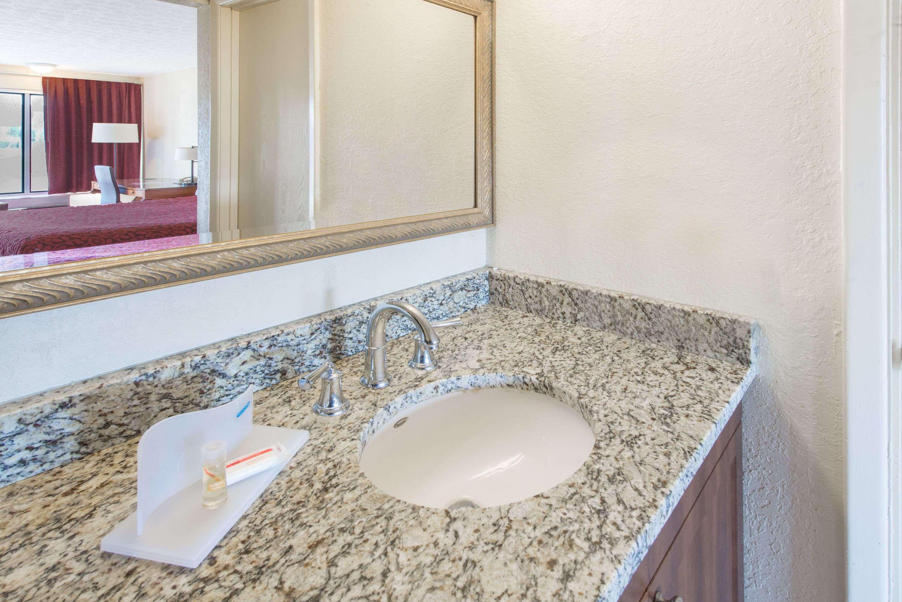 Days Inn & Suites By Wyndham Dayton North Exteriér fotografie